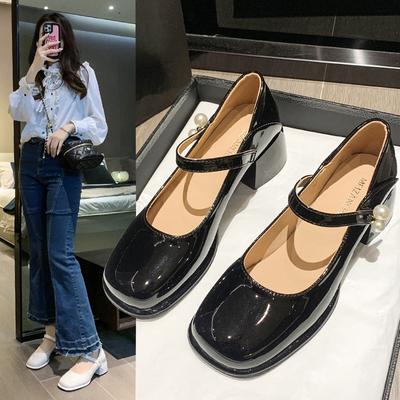 Женские туфли на толстом каблуке из блестящей кожи с жемчужной пряжкой и сандалии во французском стиле для通勤 и обувь, увеличивающая рост