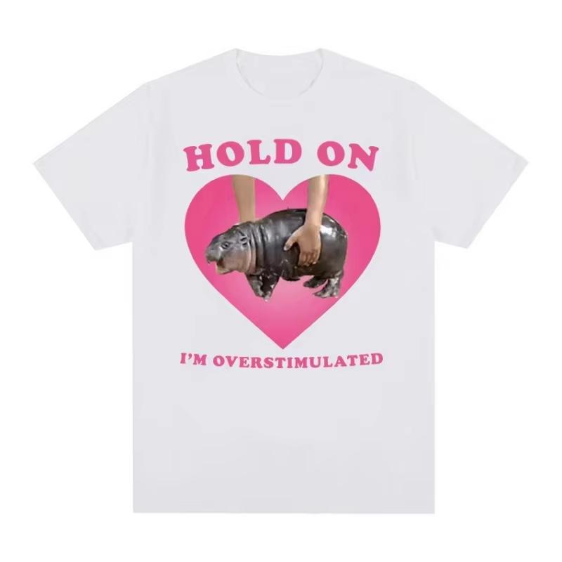 2026 Moo Deng Hold on Im Overstimulated Pink Heart Baby Hippo Funny Meme T Shirt Men Women Vintage Harajuku Cotton Tshirt