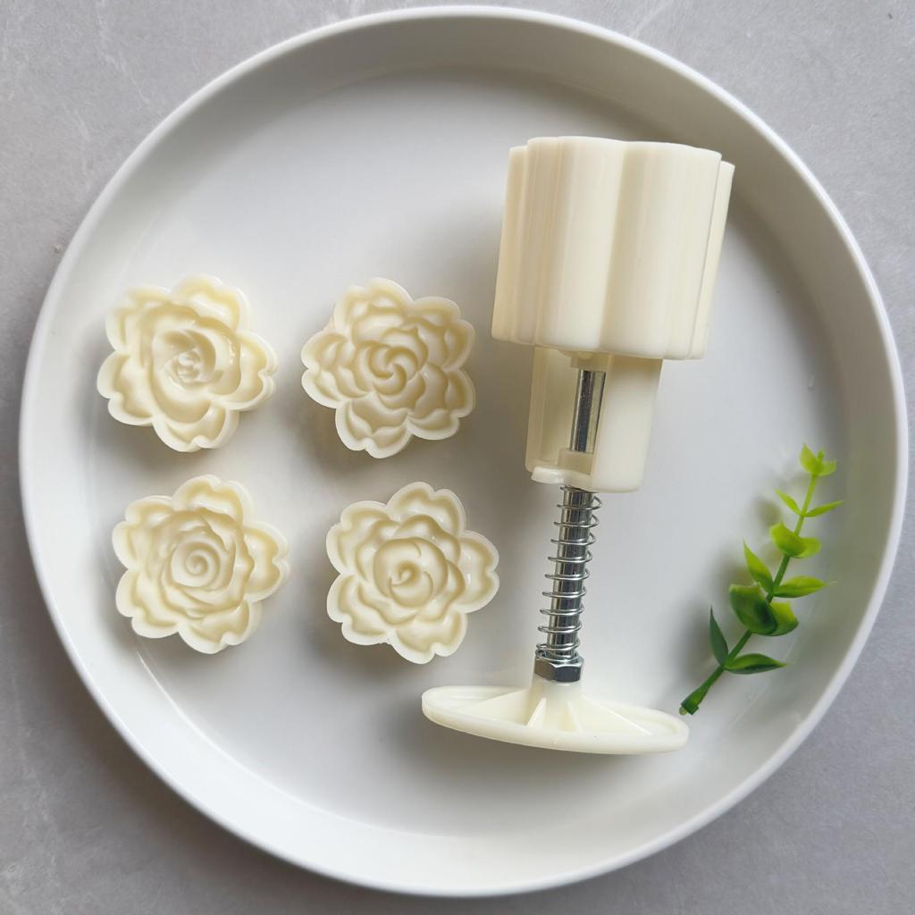 50g 3D Rose Ice Skin Mooncake Mold Set - 1 Mold, 4 Mung Bean Cake Pieces.