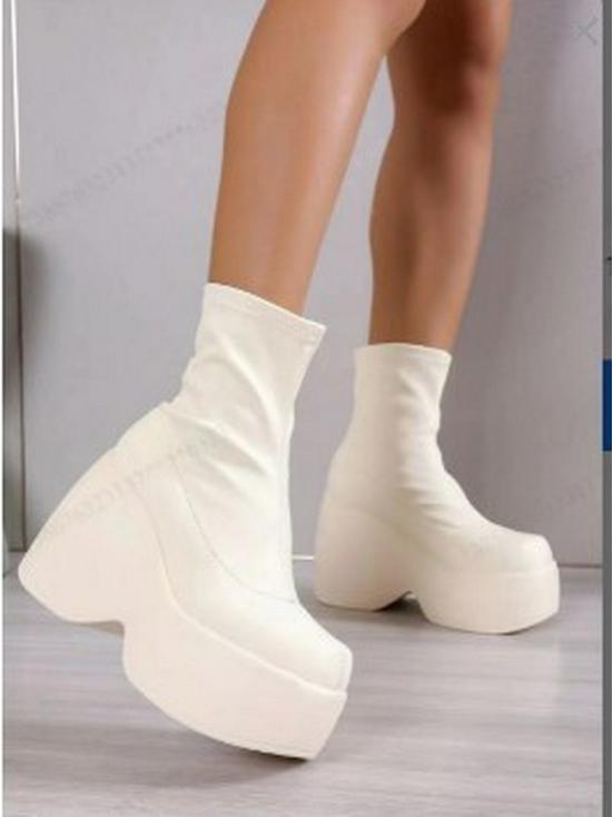 2022 Ботильоны на толстой платформе, клиновидном каблуке, с квадратным носком из кожи
