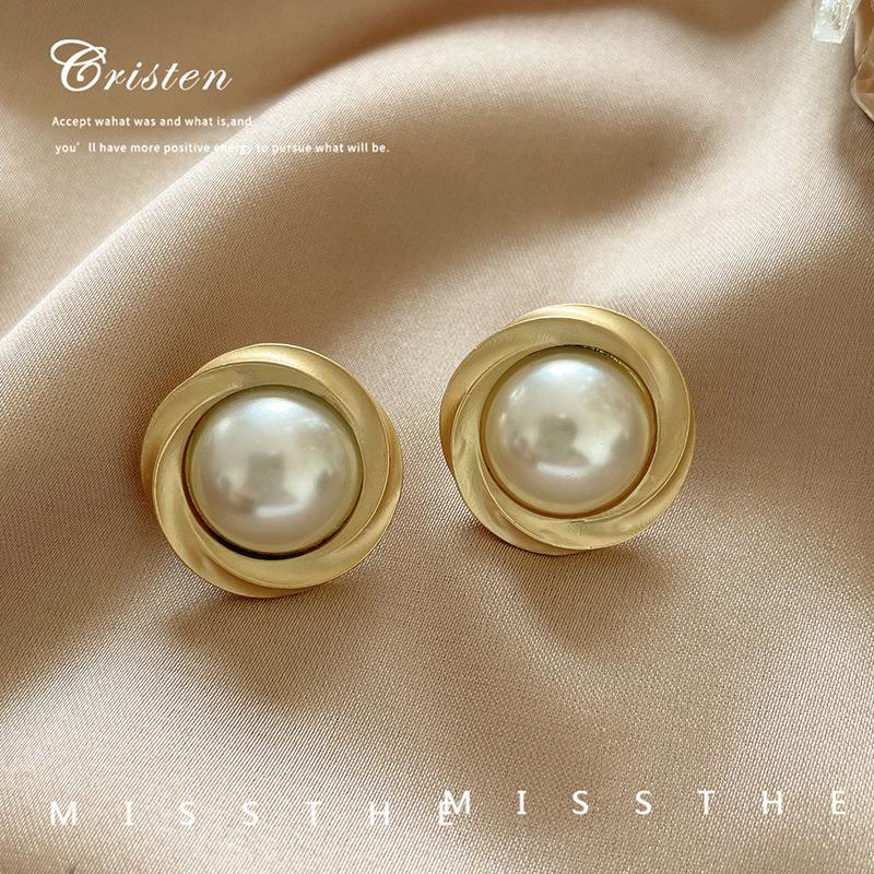 2024 Высококачественные серьги-пусеты с жемчугом: Французский стиль легкой роскоши для женщин