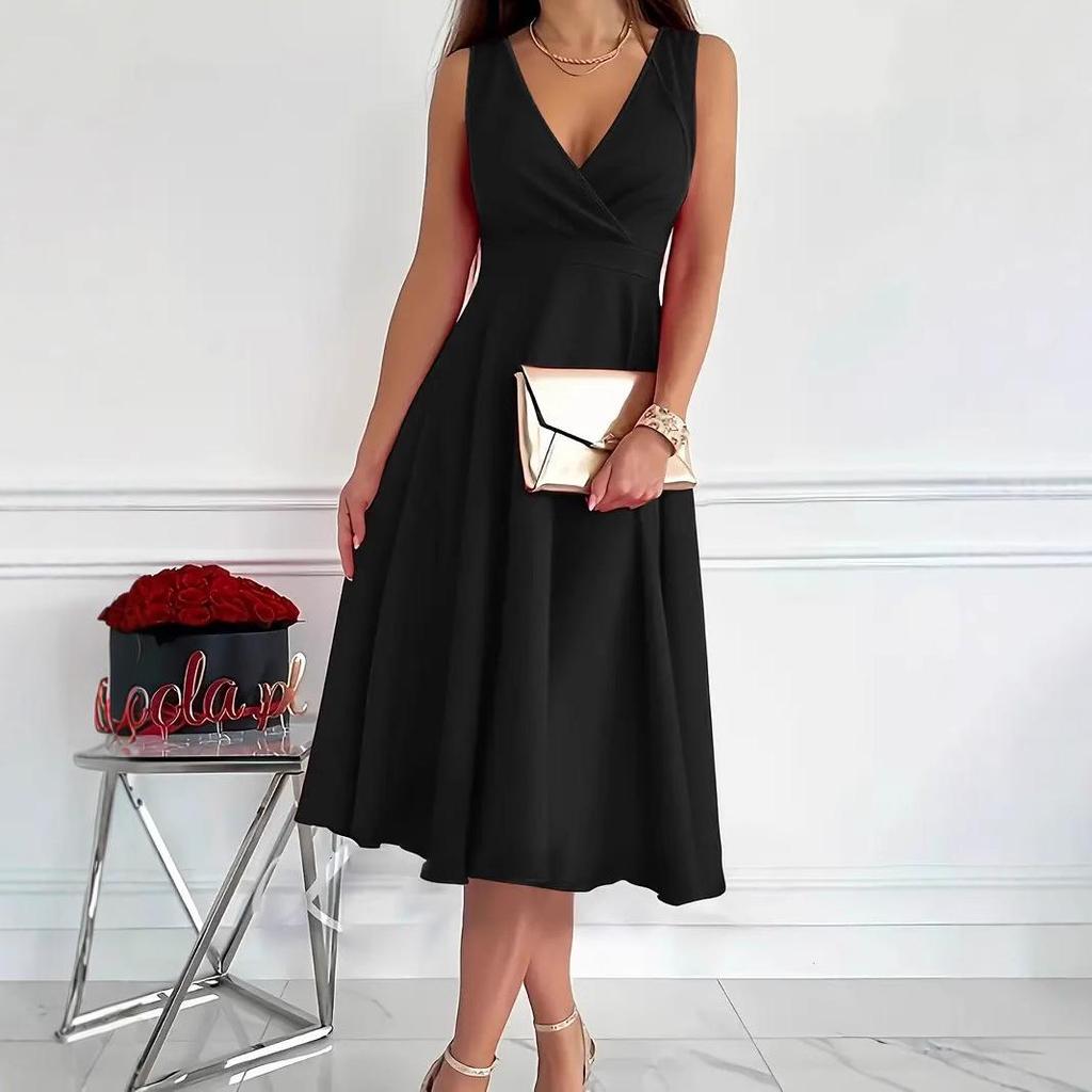 Минималистичное платье без рукавов с асимметричным вырезом горловины, 2025