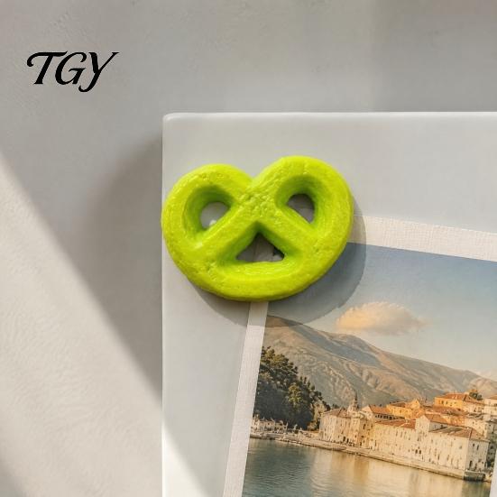 Decorative Fridge Magnet Simulated Cookie Refrigerator Magnet, 3D Fake Food Simulation Magnets Memo Notes Photo Holder for Home Decor