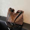 Осенняя замшевая сумка с леопардовым принтом, женская, большая вместимость, сумка-мессенджер через плечо, переносная сумка под мышкой