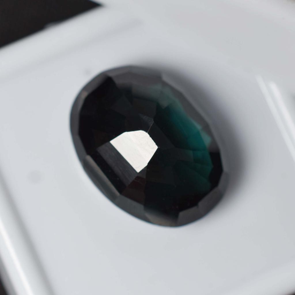 Натуральный темно-зеленый сапфир овальной огранки 10,54 карата СЕРТИФИЦИРОВАННЫЙ an-338-k