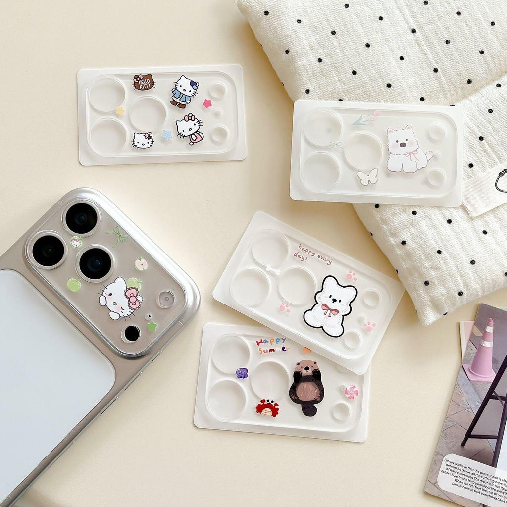 Очаровательная наклейка на объектив iPhone 17 Pro Max: Декор для камеры «Медвежонок и Котенок» с держателем для ручек и наклейками для ногтей!