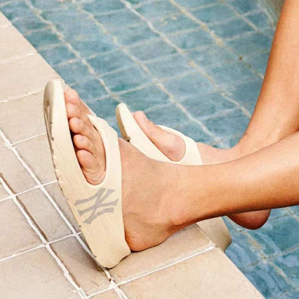 New MLB Slipper Graffiti Slip Resistant Flip Flops Unisex Beige 32SHHW111-50I