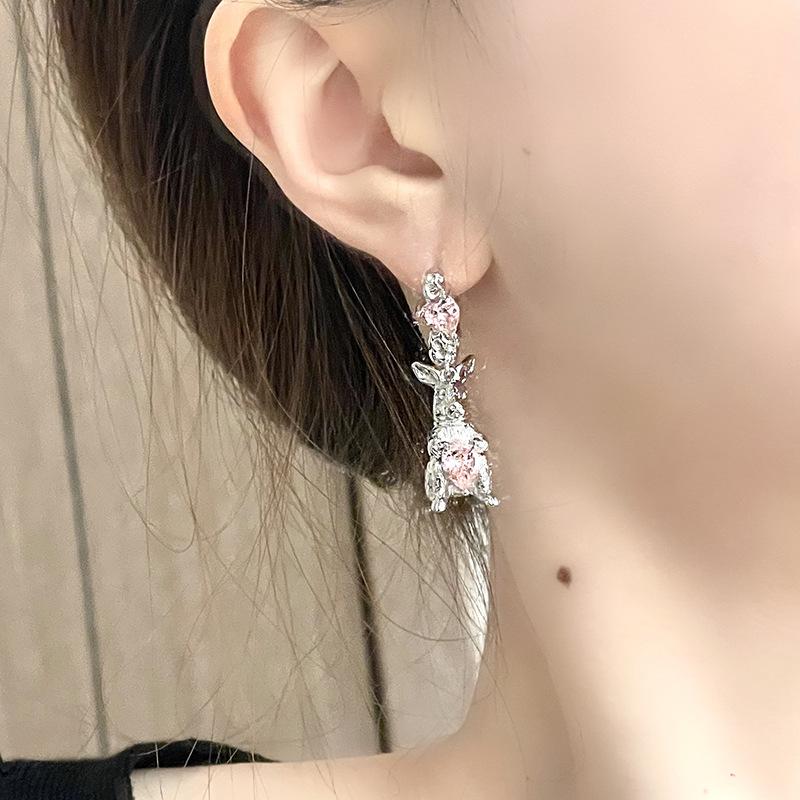 Рождество Год Кролика Год Кролика Серьги-пусеты Маленький дизайн Серьги с розовым цирконом Легкая роскошь Французские Высококлассные Серьги Женская Индивидуальность
