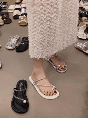 Тапочки женские 2025 новые летние плоские с закрытым носком пляжные сандалии французские тапочки-щипки холодные