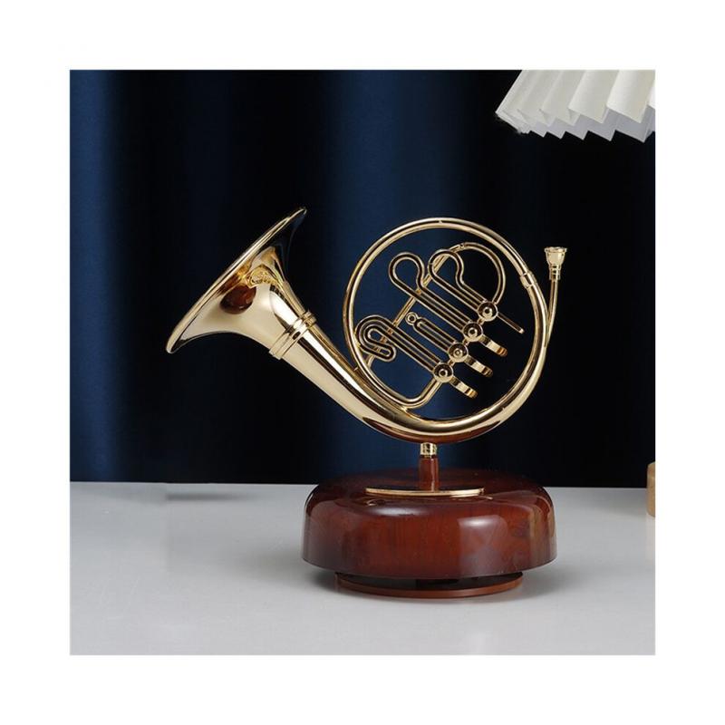 French Horn Music Box Klassische Aufzieh-Twirling Music Box Rotierende Basis Messing-Blasinstrument Miniatur-Artware-Geschenk