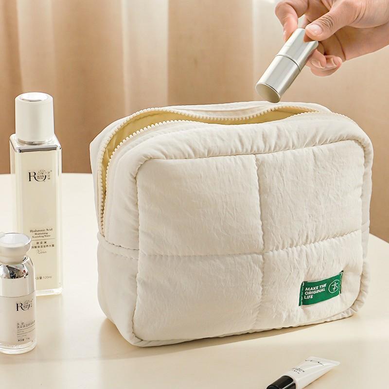 New Design Quilt Quilted Nylon Fluffy Shockproof Cosmetic Bag Cosmetic Storage Female Portable Makeup Bag Travel Vanity Wash Bag