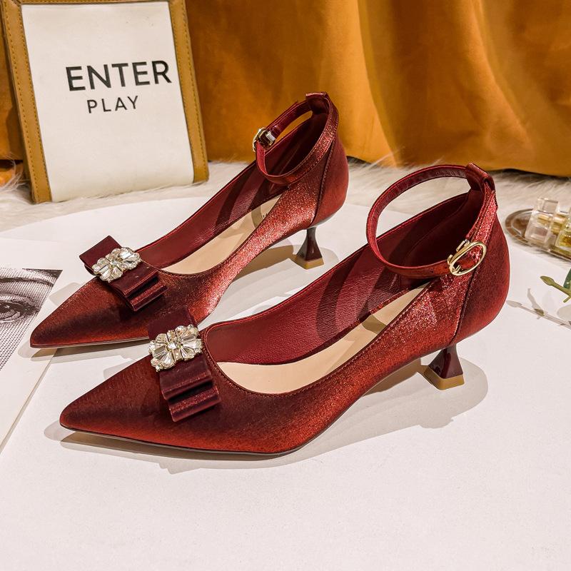 Красные свадебные туфли Xiuhe свадебное платье два варианта носки слово с острым носком на высоком каблуке женские шпильки 2025 новая модель средней высоты каблука женские туфли