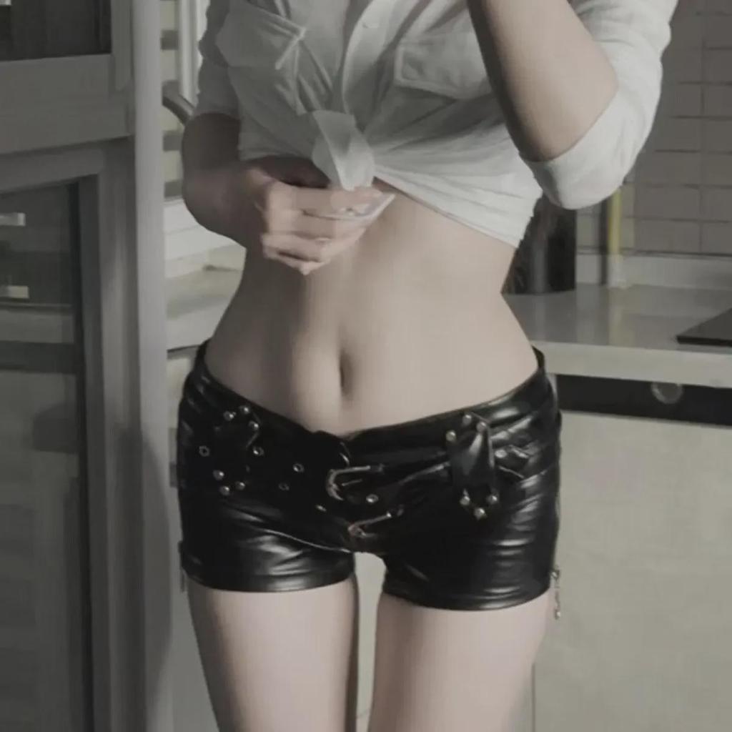 Шорты с заклепками и низкой талией в стиле ретро Y2K с ботинками — стиль ночного клуба азиатского панка миллениала