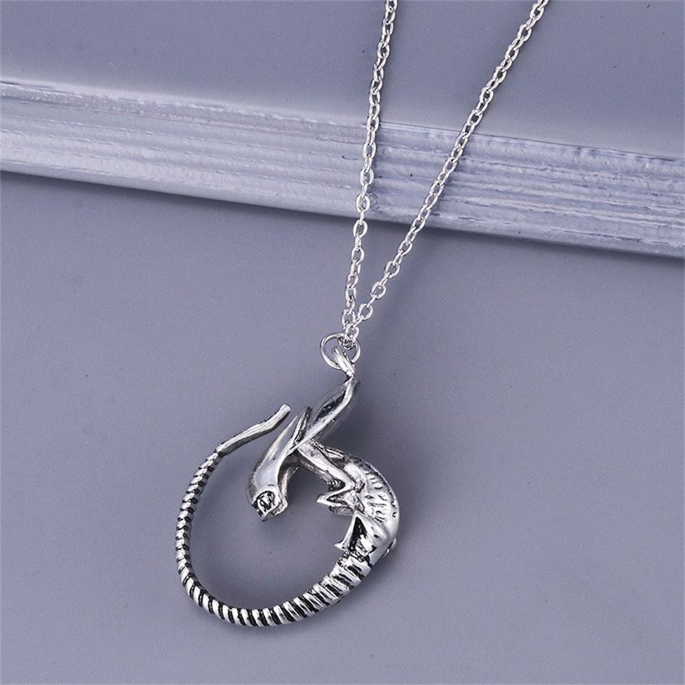 Vintage Game Aliens Predator Key Chain Alien Queen Keychain Fashion Metal Pendant Necklace Movie Keyring For Fans Gifts