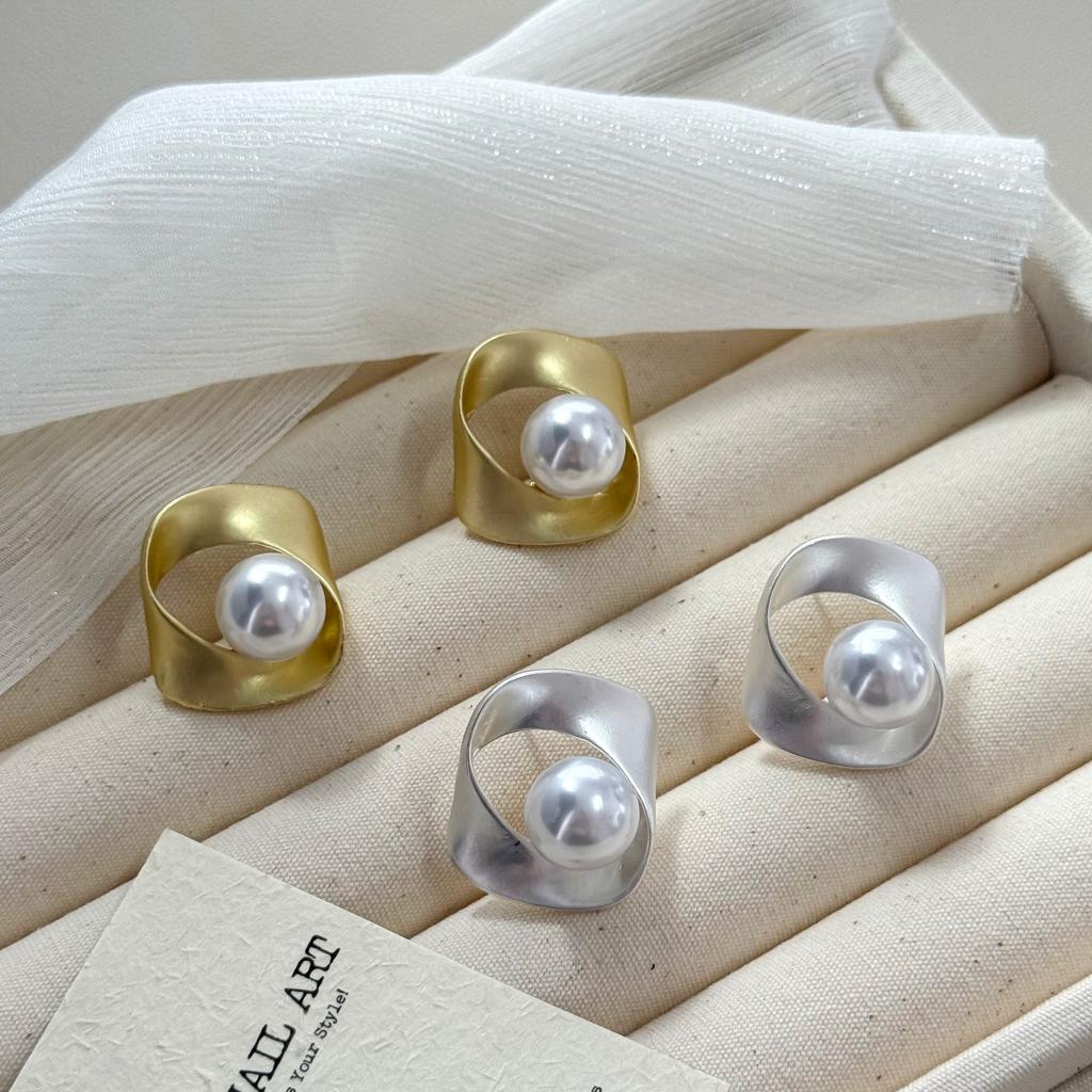 Premium matte temperament versatile Mobius ring pearl stud earrings 1011 new elegant simple exquisite earrings