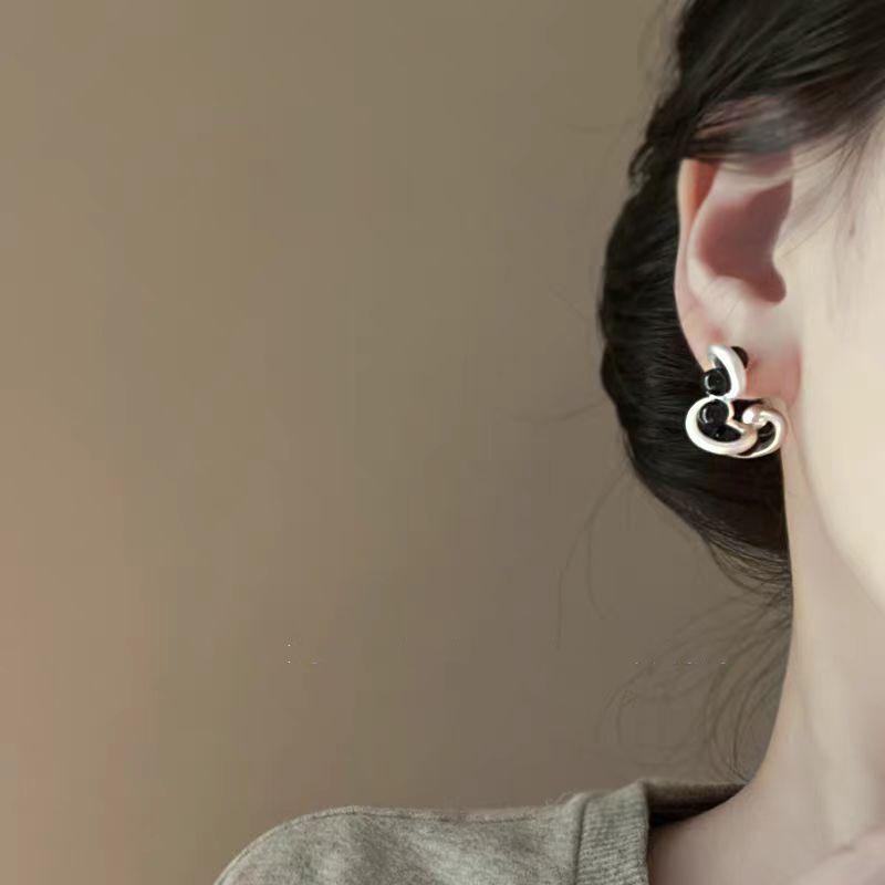 Элегантные французские ретро-серьги в форме буквы C черного и серебристого цветов — минималистичные, эффектные ювелирные изделия высокого класса