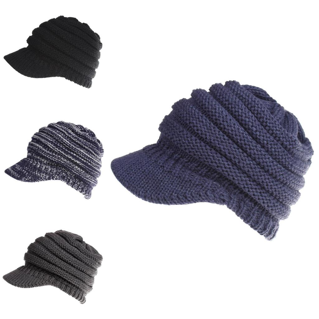Уютная женская шапка бини из эластичного трикотажа с отверстием для хвостика для тепла и стиля зимой