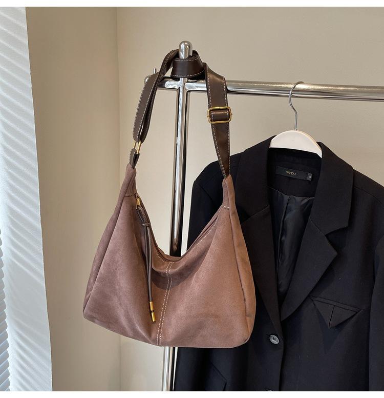 Модная сумка с мягкой лицевой стороной женская 2024 новая осенне-зимняя нишевая сумка-мессенджер на одно плечо под мышку популярная сумка-тоут