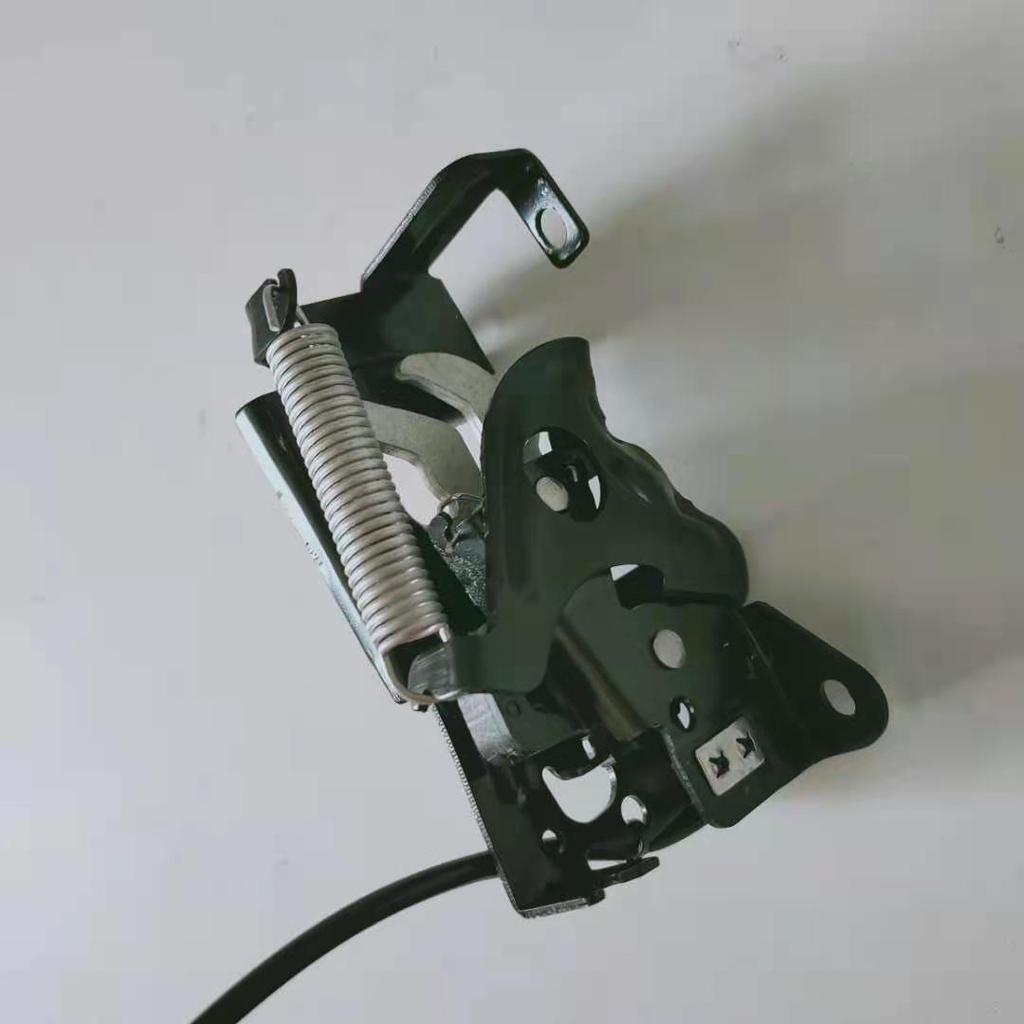 BMW F46 Нижний замок капота 51237431369