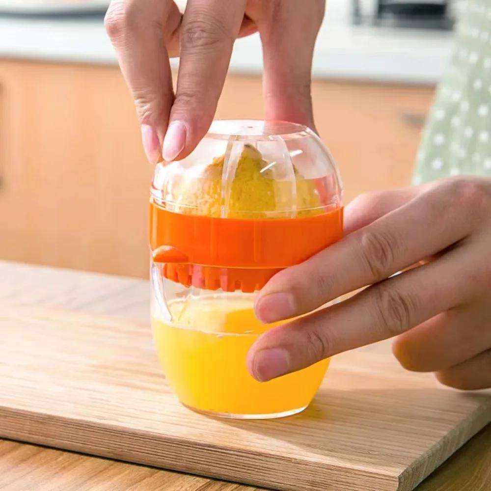 Manual Juicer Lemon Squeezer Portable Mini Citrus Juicer Bottle Household Plastic Orange Juice Machine with Lid Kitchen Gadgets