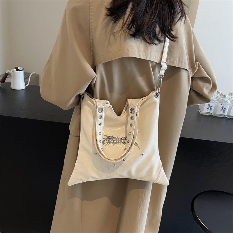 Нишевый дизайн темный ветер Spice girl ручная сумка-хобо с заклепками 2025 новая большая вместимость на плечо кроссбоди сумка-тоут