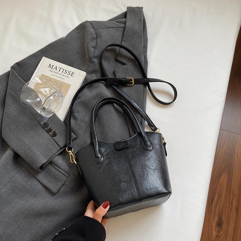 Женская сумка 2025 новая трендовая высококлассная изысканная суперхит сумка-мессенджер для通勤, на плечо, кроссбоди, портативная сумка-ведро