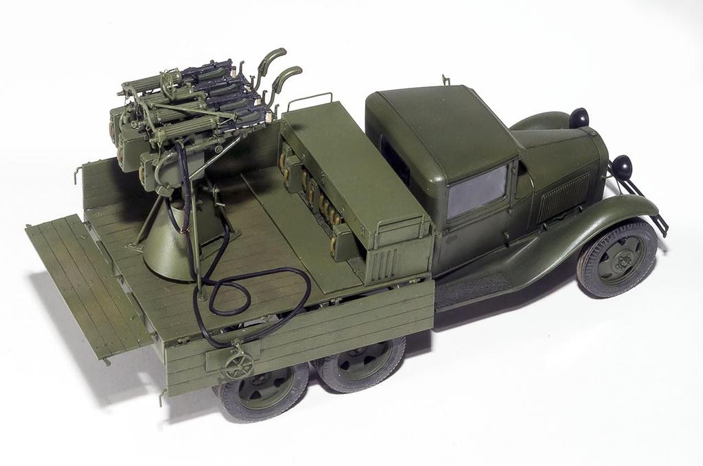 Советский Максим времен Второй мировой войны с счетверенным пулеметом GAZ-AAA зенитный