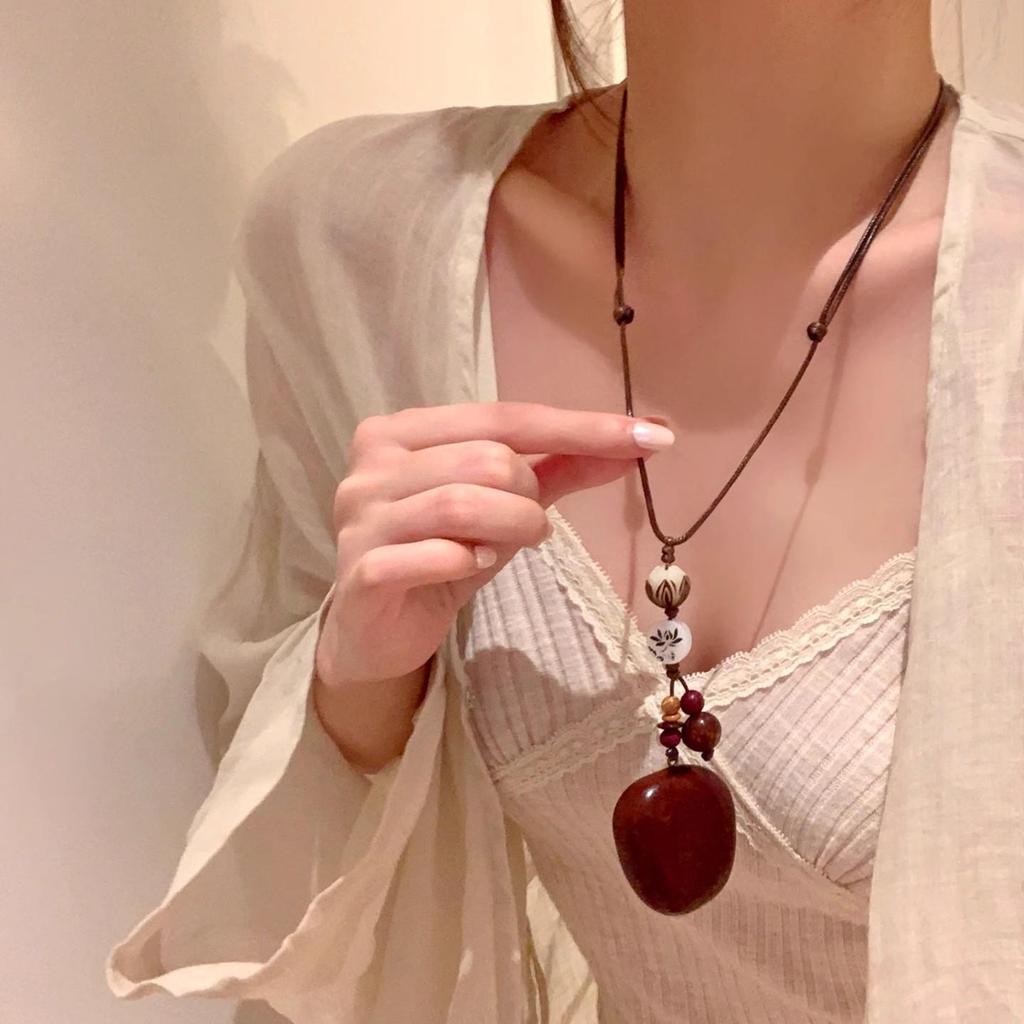 Retro Chinese Tassel Necklace: Unique Ethnic Style Women's High-End Clavicle Chain.