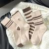 Женские полосатые носки до середины икры, простой и повседневный спортивный стиль, модные и универсальные, мягкие хлопковые носки для осени и зимы