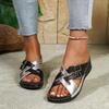 Сексуальные шлепанцы с металлической пряжкой и перекрестными ремешками, женские, лето 2025, клиновидные каблуки смешанных цветов, серебристые, с мягкой подошвой, пляжные сандалии