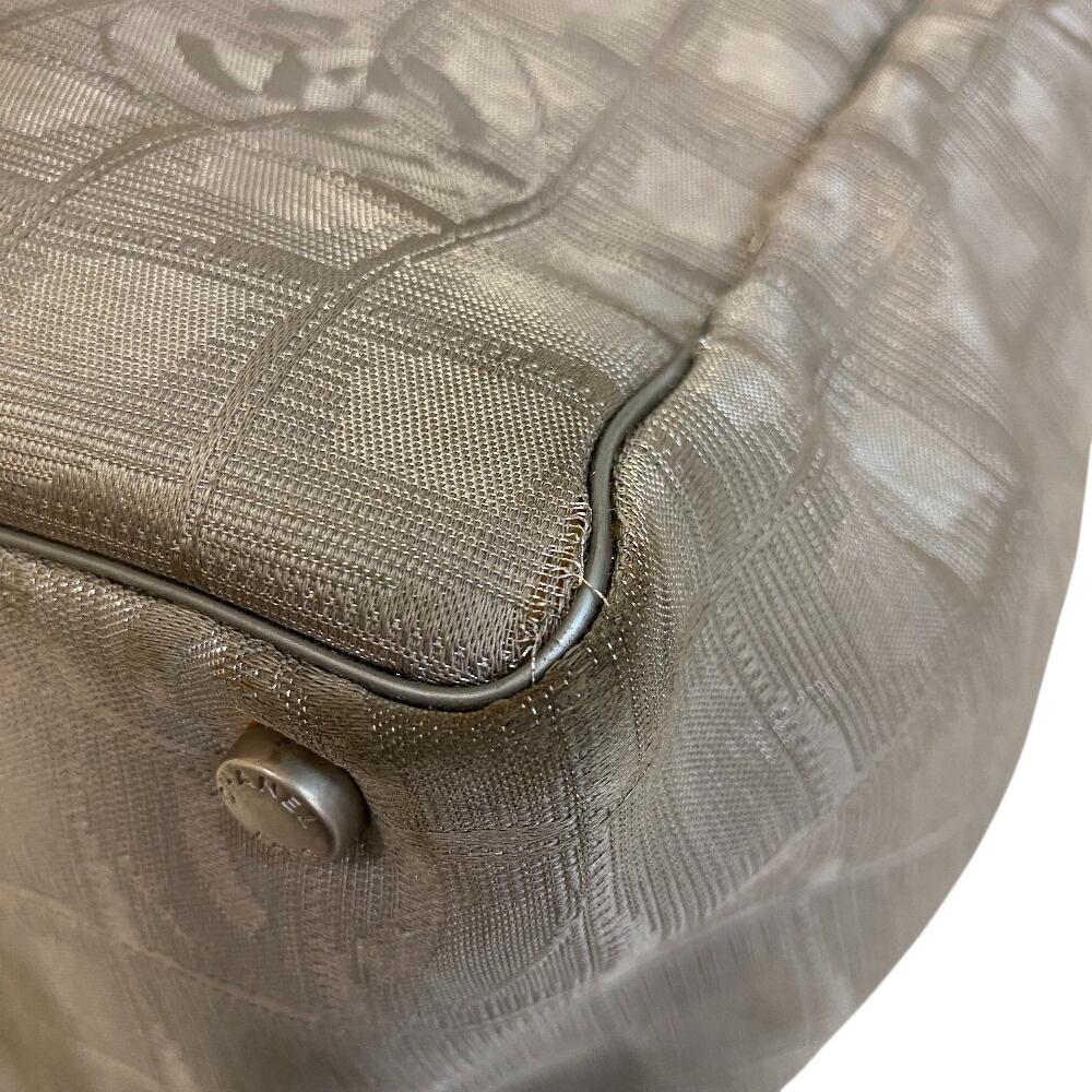 Chanel Новая линейка для путешествий Сумка-тоут из холста MM Серебристый холст Б/у