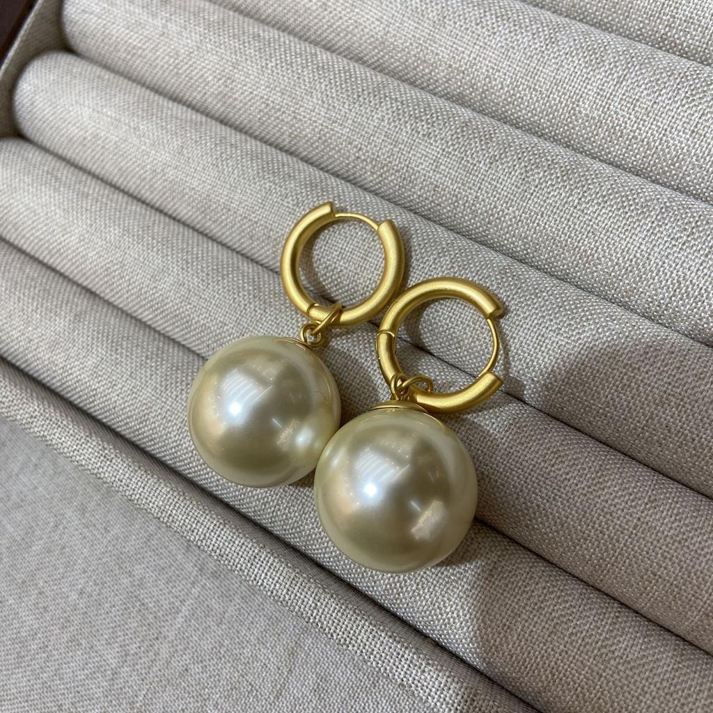 Простые ретро серьги с большой жемчужиной и пряжкой, легкие роскошные серьги высокого класса, женские серьги-гвоздики с нишевым дизайном