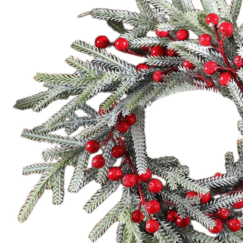 Подсвечник с красными ягодами для украшения рождественского стола