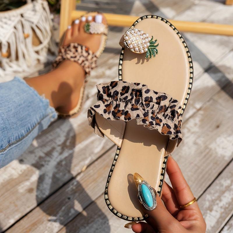 Женские летние плоские шлепанцы - Открытый носок, Удобный закругленный носок с декоративным акцентом в виде ананаса, Повседневная пляжная обувь, Черный текстиль с оборками