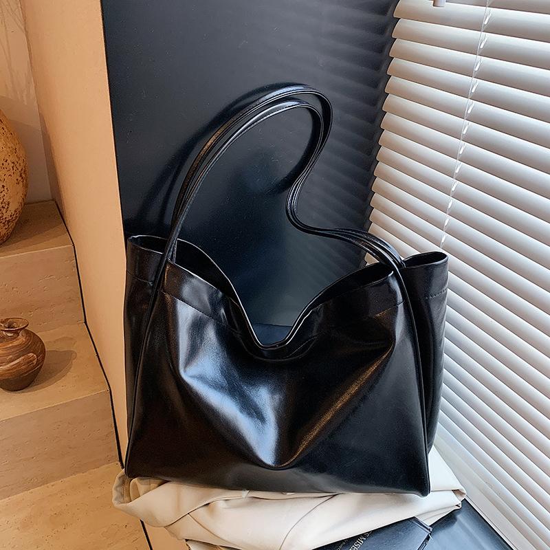 Вместительная сумка подмышку женская новая маленькая свежая сумка на плечо модная дофаминовая сумка-тоут для поездок