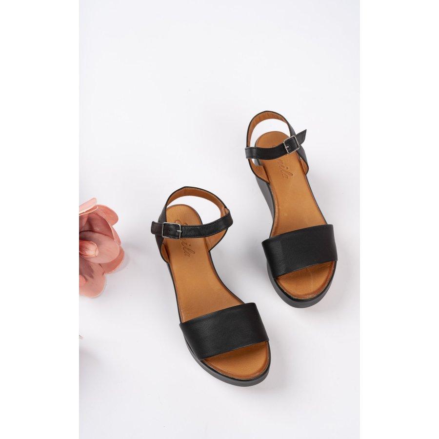 Женские босоножки из натуральной кожи на танкетке