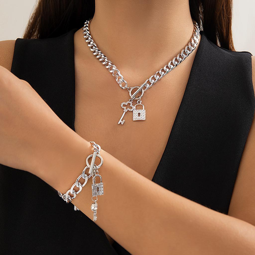 Hip Hop Sweet Cool Metal Love Necklace Women'S Fashion Diamond Set Lock Pendant Collarbone Chain Necklace