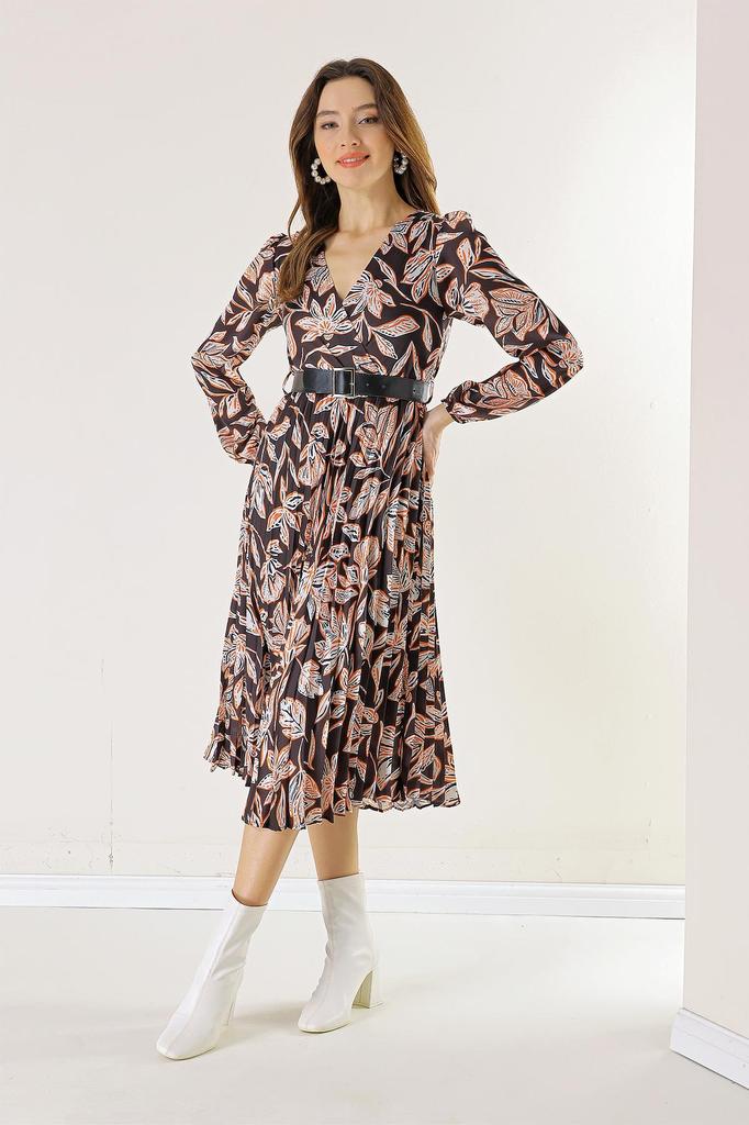 Двубортное плиссированное атласное платье с большим вырезом на талии и поясом на цветочной подкладке