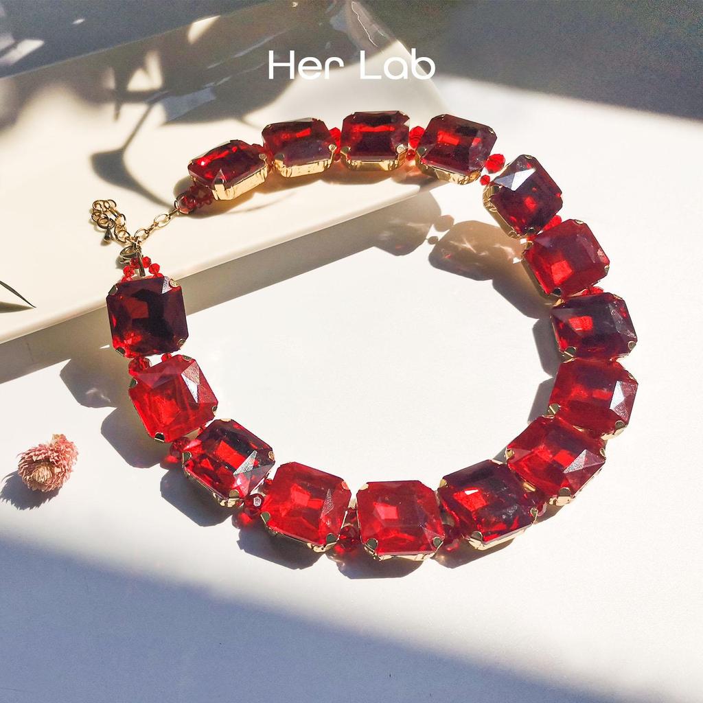 Her Lab | Квадратное сверкающее кластерное ожерелье с кубическим цирконием и красными цепочками для женщин