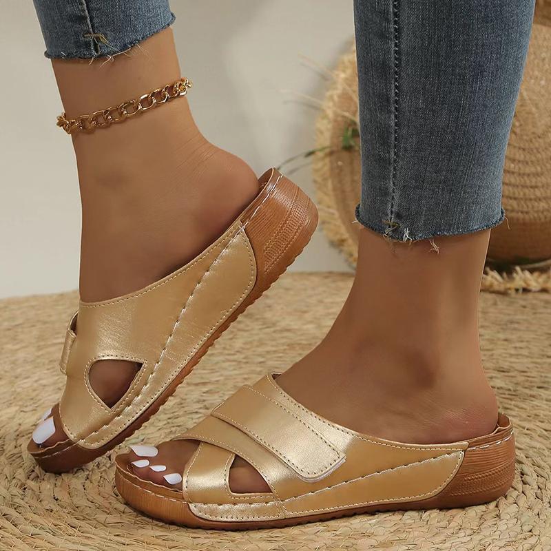Модные женские модные босоножки на танкетке золотистого цвета, лето 2024, новые легкие повседневные тапочки на платформе, женские, больших размеров, удобные пляжные шлепанцы
