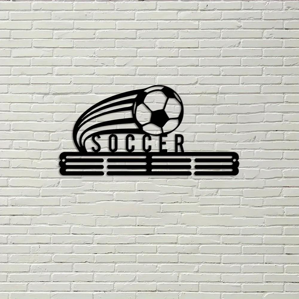 Очаровательная футбольная медаль - настенное искусство из металла. Великолепный держатель для футбольных наград и лент, идеально подходящий для подарков команде.