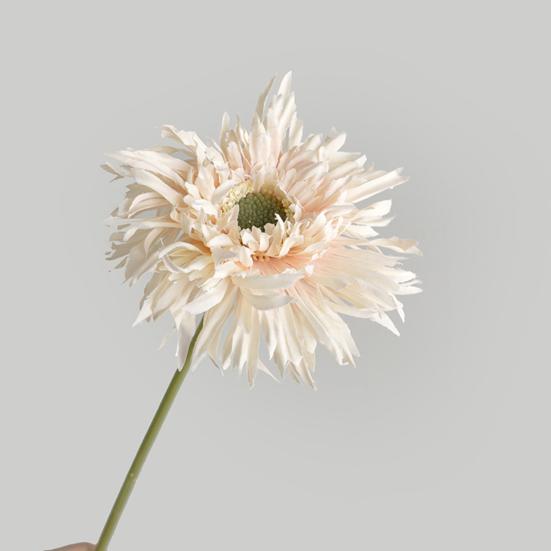 Красивые искусственные цветы, изысканная эстетика, без полива