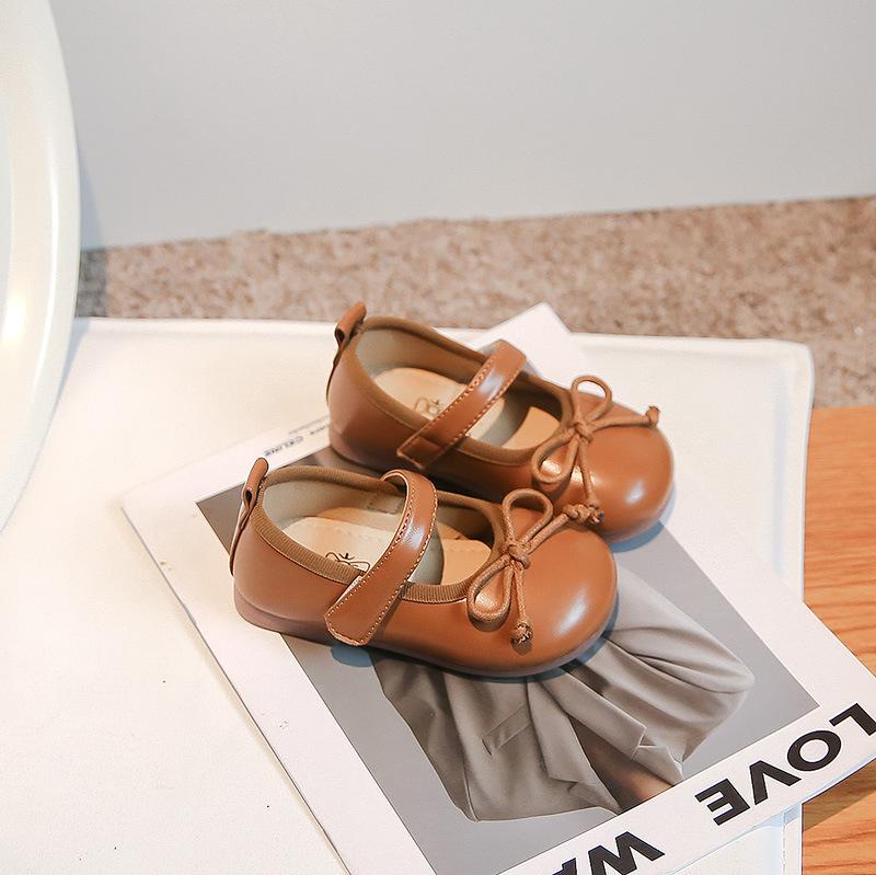 Маленькие кожаные туфли 2025 весна и осень новые детские детские туфли Мэри Джейн для девочек корейская версия с мелким вырезом туфли принцессы одинарные туфли