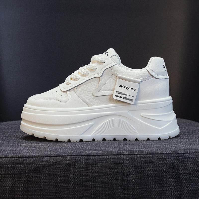 2025 весна маленькие белые туфли женские толстая подошва увеличивающие рост маленький размер увеличивающие рост спортивные женские туфли повседневные туфли на платформе маффин