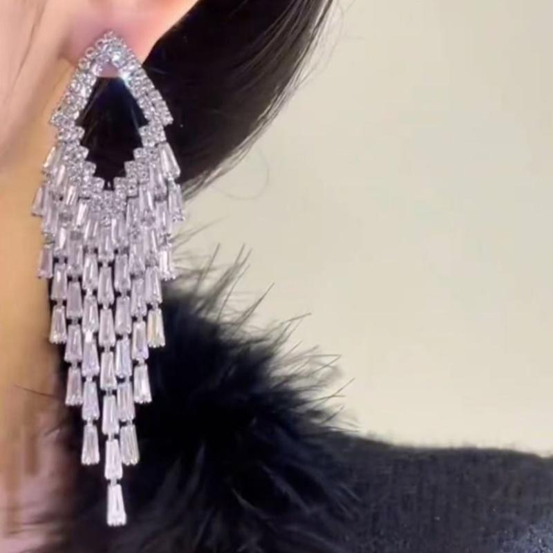 Серебряные серьги-кисточки с геометрической иглой: Роскошные гвоздики с цирконами в модном исполнении для женщин.