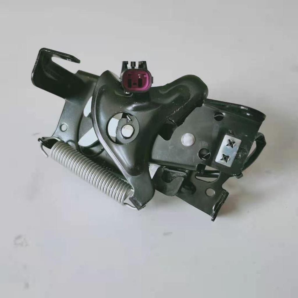 BMW F46 Нижний замок капота 51237431369