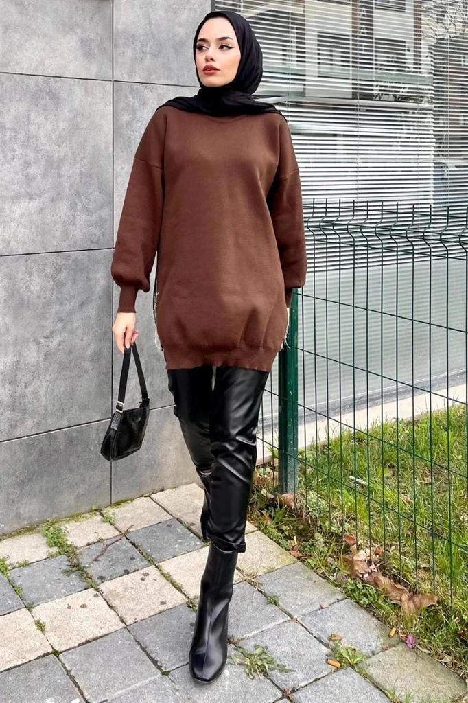 Женский длинный свитер в стиле хиджаб с круглым вырезом и воздушными рукавами и цепочкой с детальным разрезом