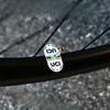 2 шт. Сертифицированная UCI Наклейка на Велосипедный Клапан - Устойчивая к Царапинам, Высококачественный ПВХ Материал для Шоссейного и Горного Велосипеда