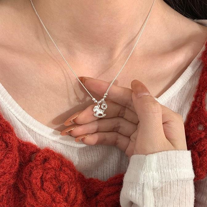 2026 год Лошади Качающаяся лошадка Ожерелье: Модная роскошная цепочка на ключицу с элегантным дизайном