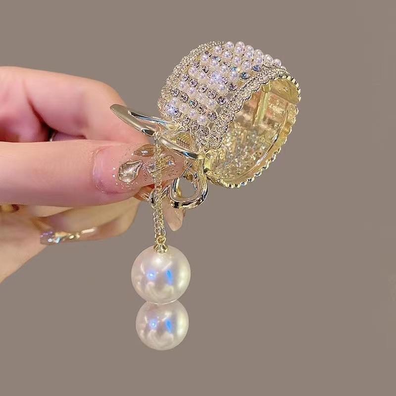 Красная роза, жемчуг, кисточка, маленькая заколка в виде когтей, верхняя заколка с половинным пирсингом, высокая заколка для хвоста, заколка в виде когтей белого лотоса